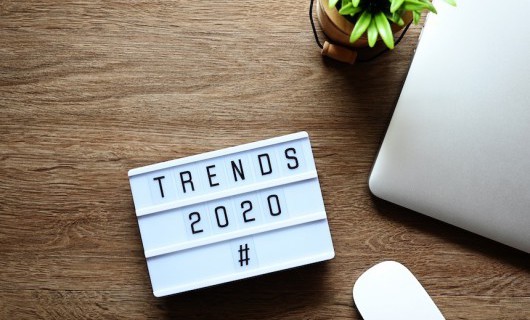 A desk-sized light up message board that says 'Trends 2020'.